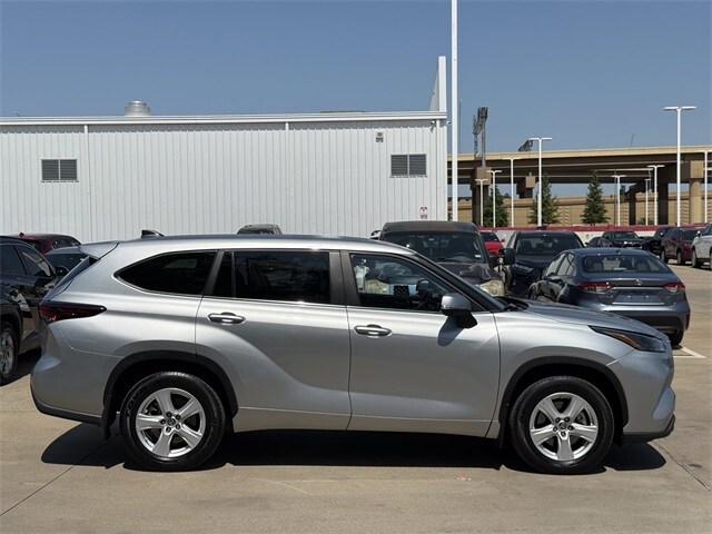 2024 Toyota Highlander LE photo 3