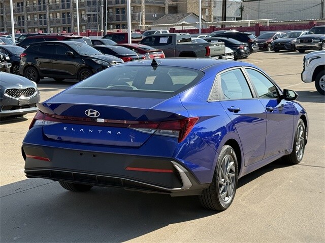 2024 Hyundai Elantra SEL photo 4