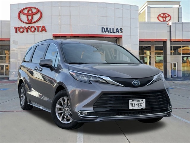 2024 Toyota Sienna XLE's photo