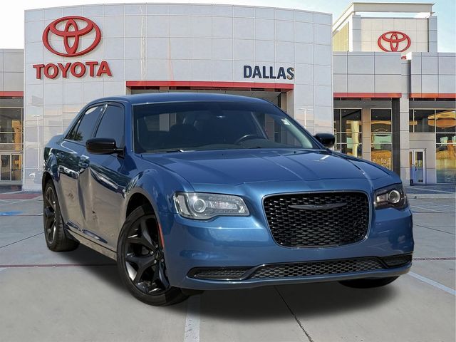 2022 Chrysler 300 Touring's photo