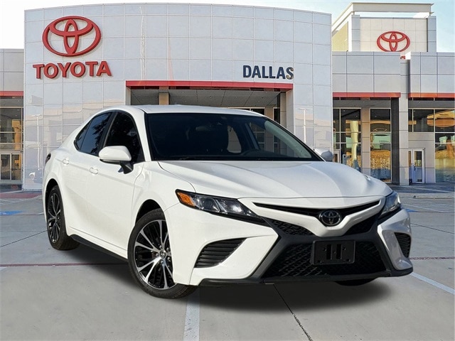 2020 Toyota Camry SE's photo