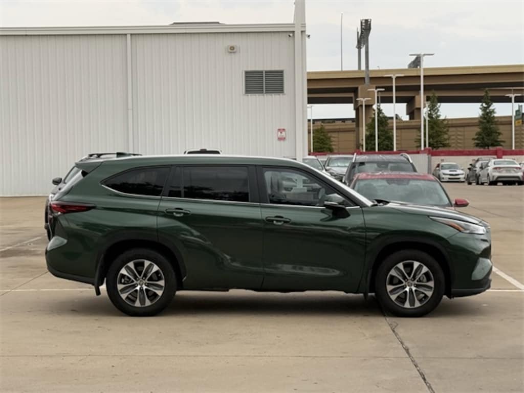 Used 2024 Toyota Highlander Hybrid XLE SUV