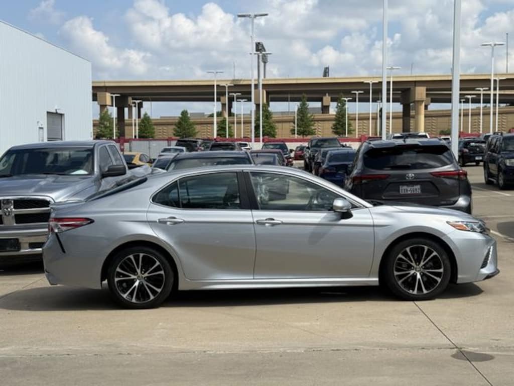 Used 2020 Toyota Camry SE Sedan