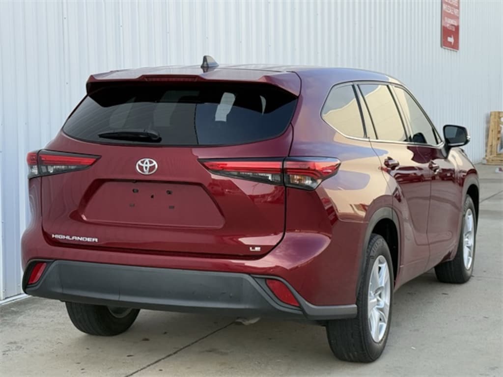 Used 2022 Toyota Highlander LE SUV