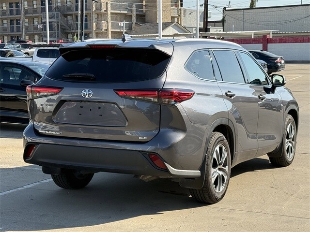 2022 Toyota Highlander XLE photo 2