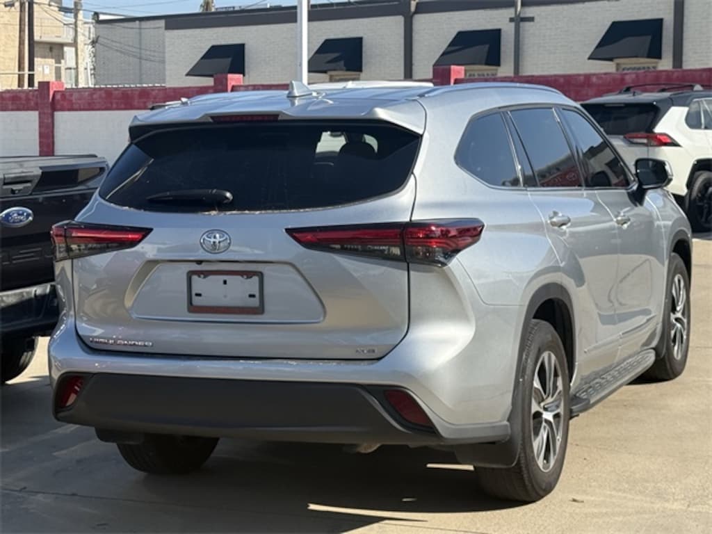 Used 2021 Toyota Highlander XLE SUV