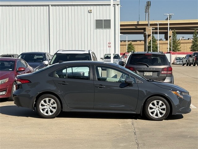 2025 Toyota Corolla LE photo 3