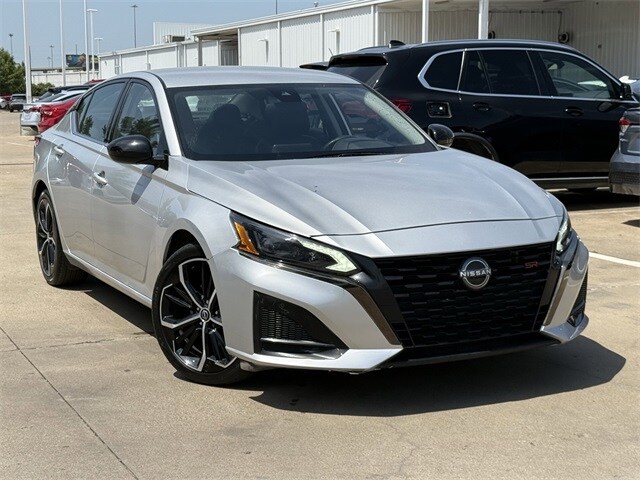 2023 Nissan Altima 2.5 SR photo 2