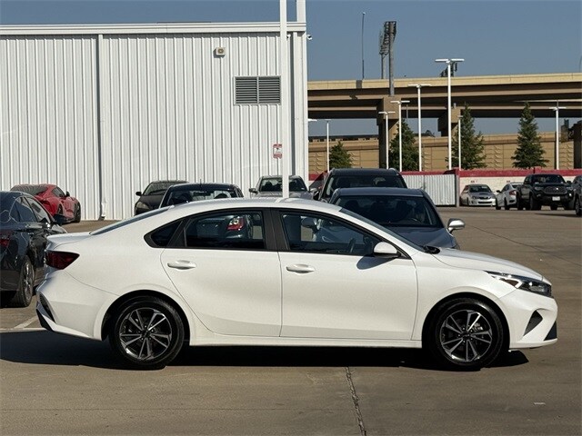 2023 Kia Forte LXS photo 2