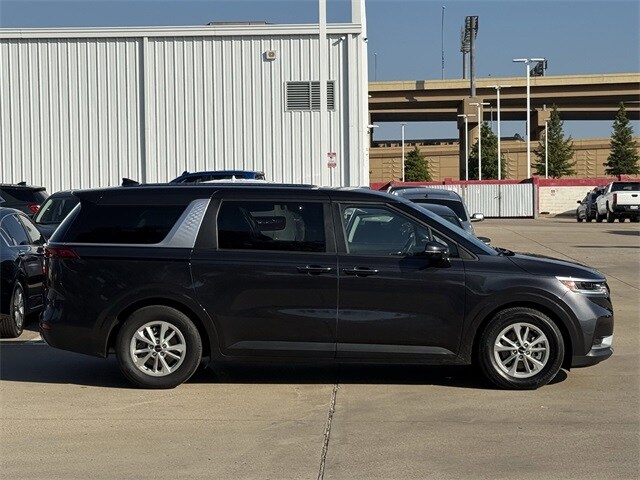 2024 Kia Carnival LX photo 3