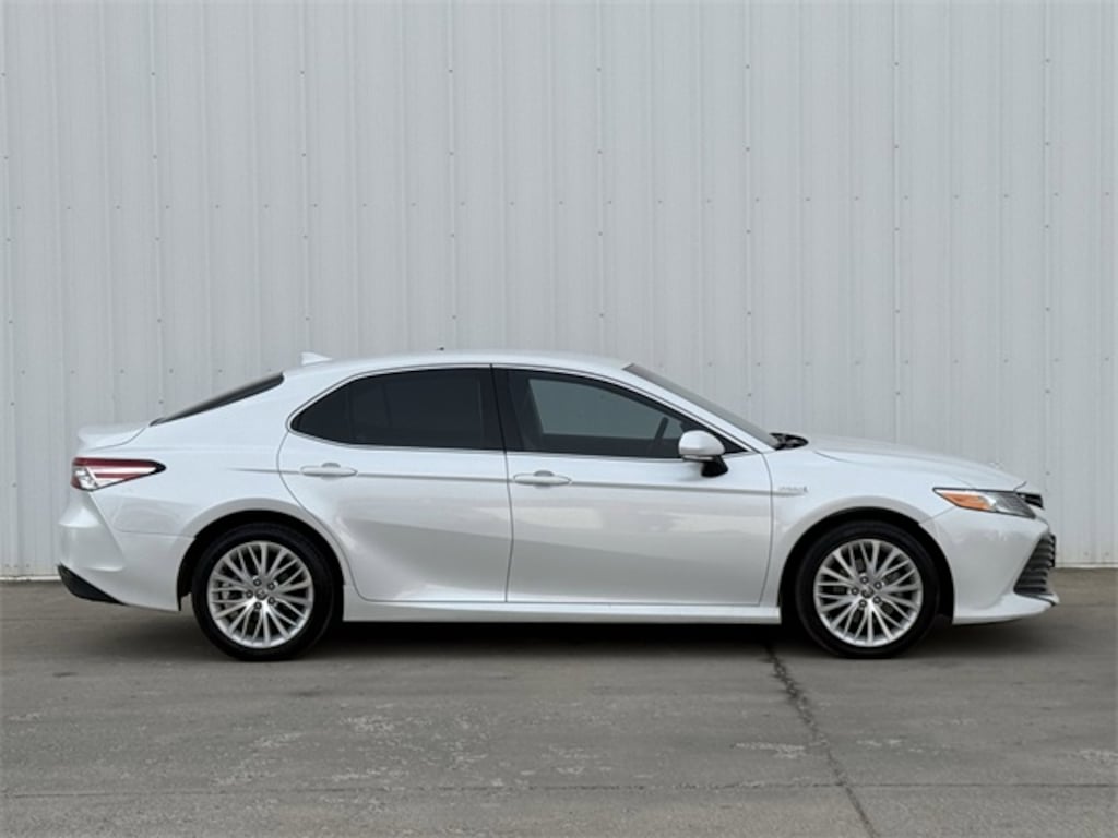 Used 2020 Toyota Camry Hybrid XLE Sedan
