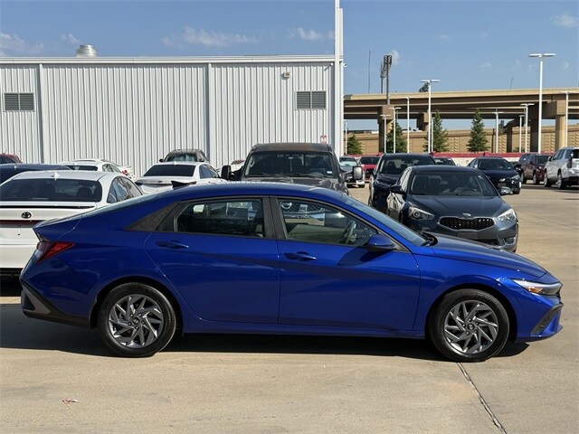 2024 Hyundai Elantra SEL photo 3