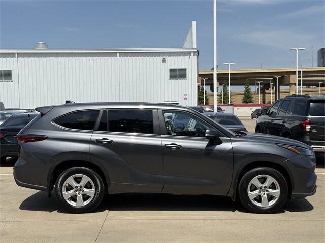 2024 Toyota Highlander LE photo 3