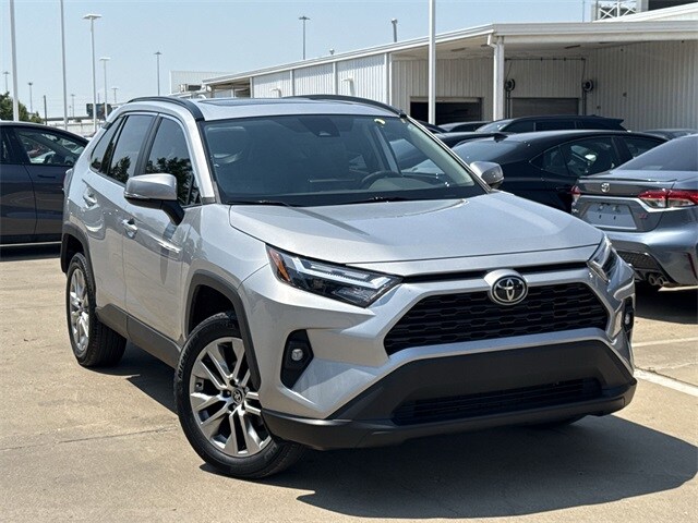 2022 Toyota RAV4 XLE Premium photo 2