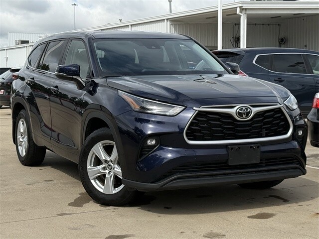 2023 Toyota Highlander LE photo 2