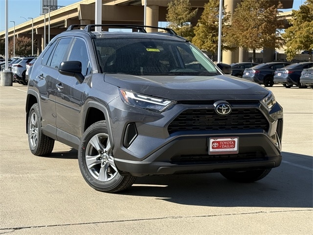 2025 Toyota RAV4 LE's photo