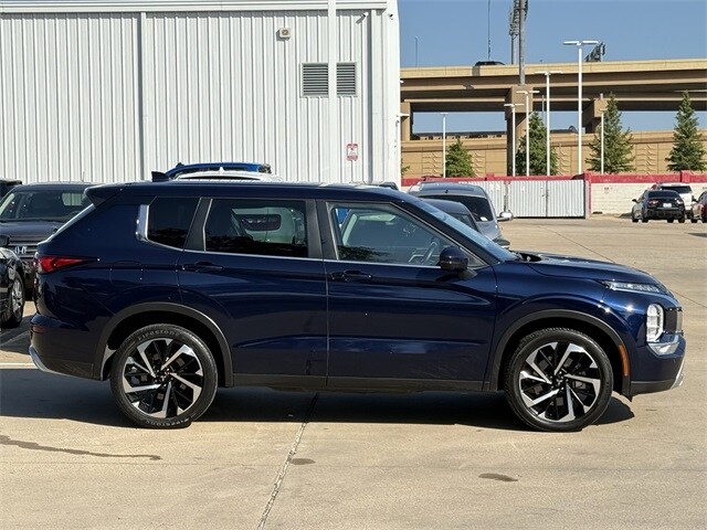 2023 Mitsubishi Outlander SE photo 3
