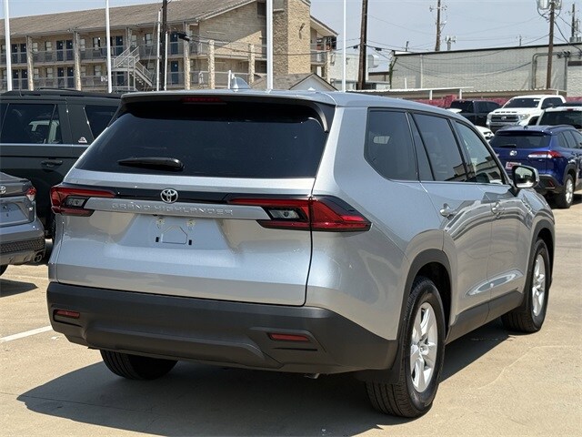 2025 Toyota Grand Highlander LE photo 3