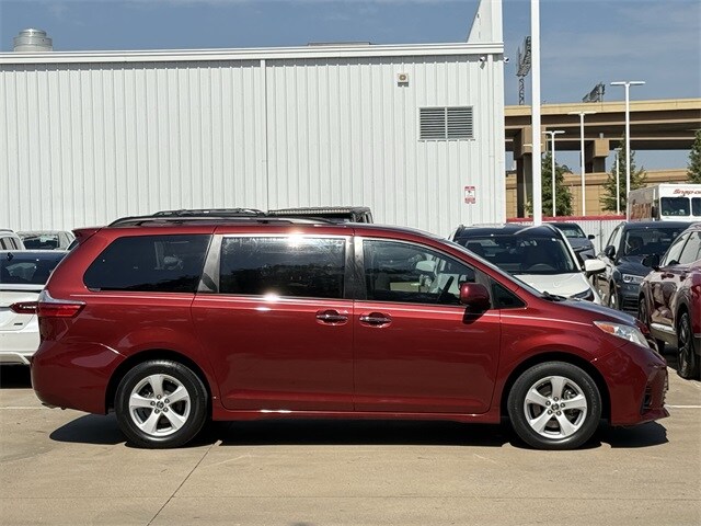 2020 Toyota Sienna LE photo 3