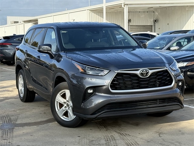 2023 Toyota Highlander LE's photo