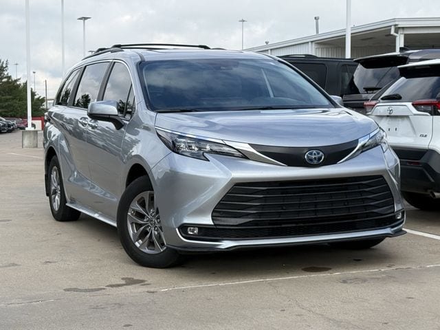 2025 Toyota Sienna XLE 8-Passenger Hybrid FWD's photo