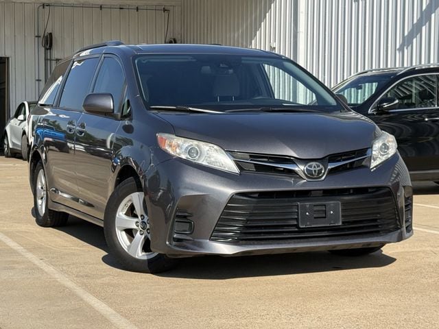 2019 Toyota Sienna LE V6 7-Passenger Access Seat's photo