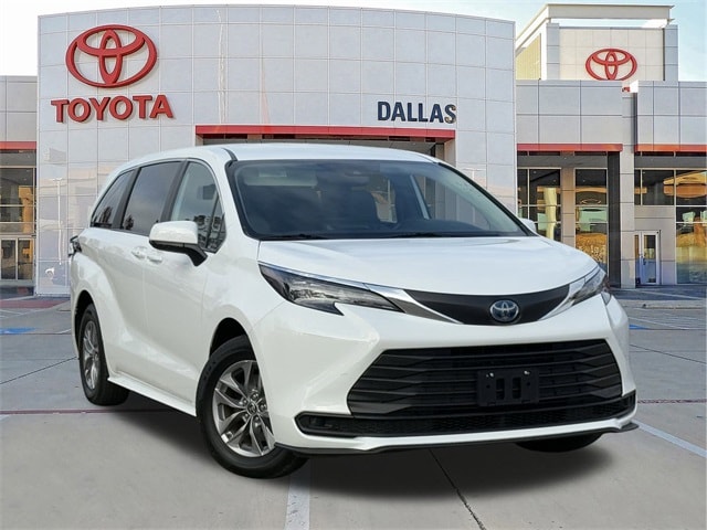 2025 Toyota Sienna LE's photo