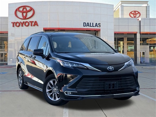 2024 Toyota Sienna XLE's photo