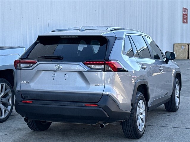 2019 Toyota RAV4 LE photo 3