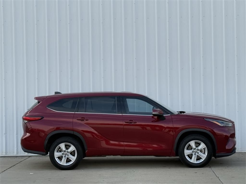 Used 2022 Toyota Highlander LE SUV