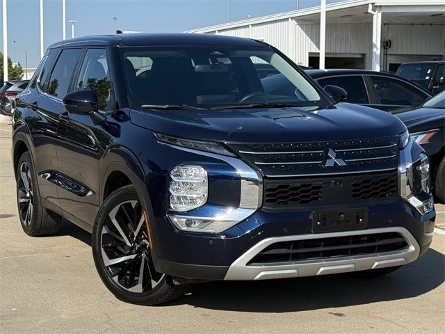 2023 Mitsubishi Outlander SE photo 2