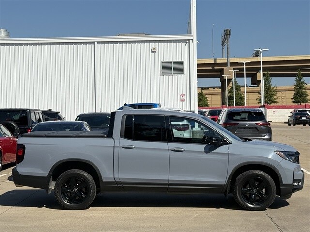 2023 Honda Ridgeline Black Edition photo 2