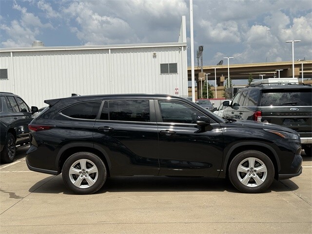 2024 Toyota Highlander LE photo 3