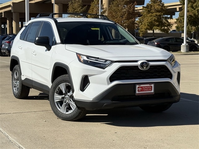 2025 Toyota RAV4 LE's photo