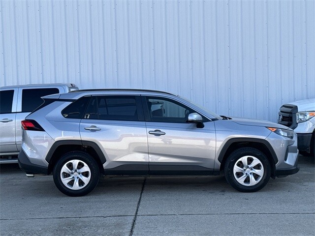 2019 Toyota RAV4 LE photo 2