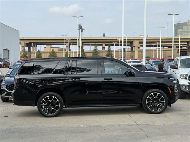 2025 Chevrolet Suburban RST photo 2