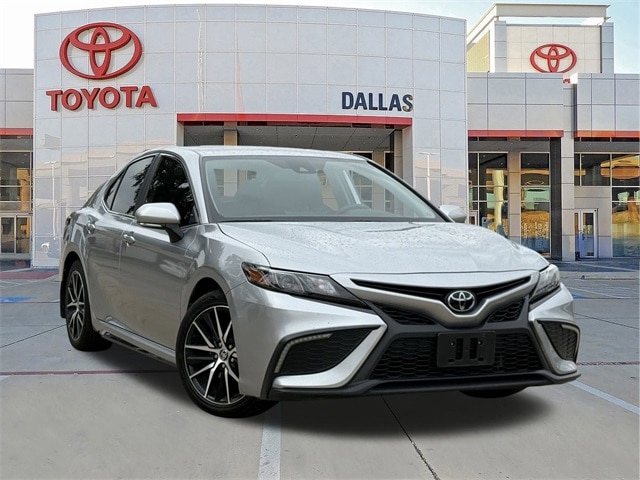 2024 Toyota Camry SE's photo