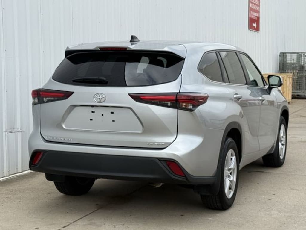 Used 2024 Toyota Highlander LE SUV