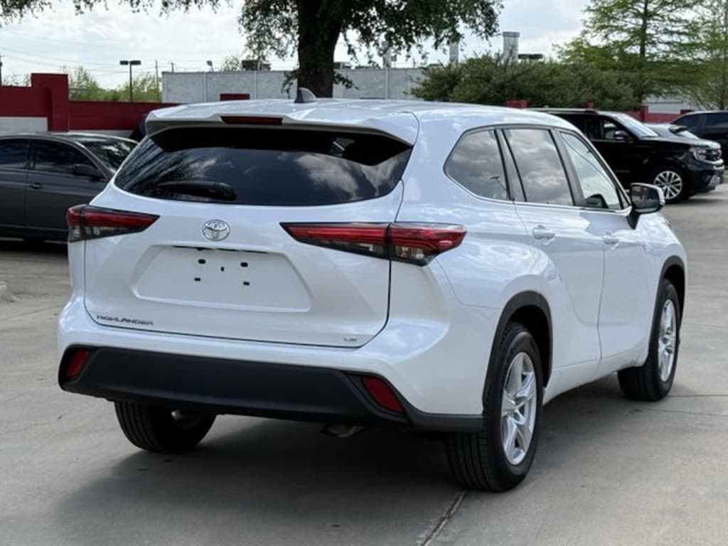 Used 2023 Toyota Highlander LE SUV