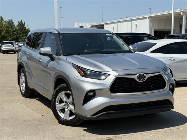 2024 Toyota Highlander LE photo 2