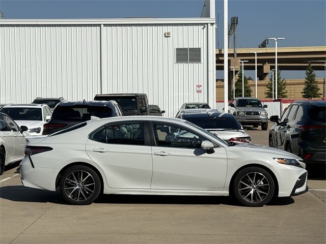 2023 Toyota Camry SE photo 3