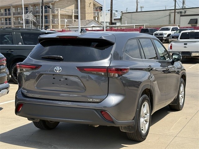 2024 Toyota Highlander LE photo 4