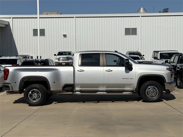 2022 Chevrolet Silverado 3500HD LT photo 2