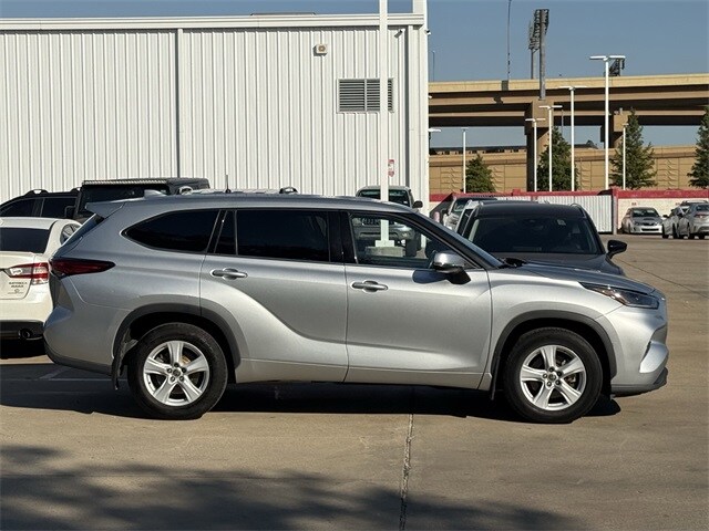 2021 Toyota Highlander LE photo 3