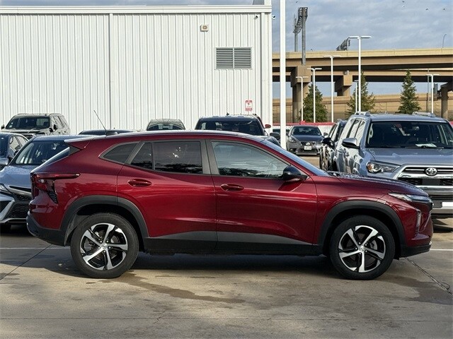2024 Chevrolet Trax photo 2