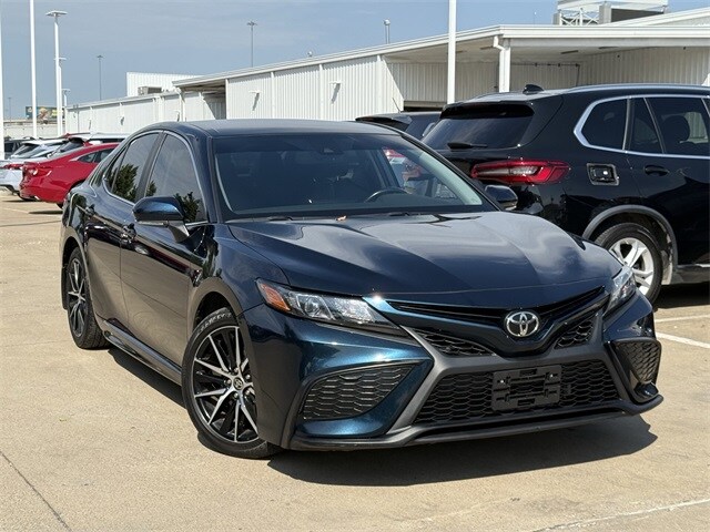 2021 Toyota Camry SE photo 2