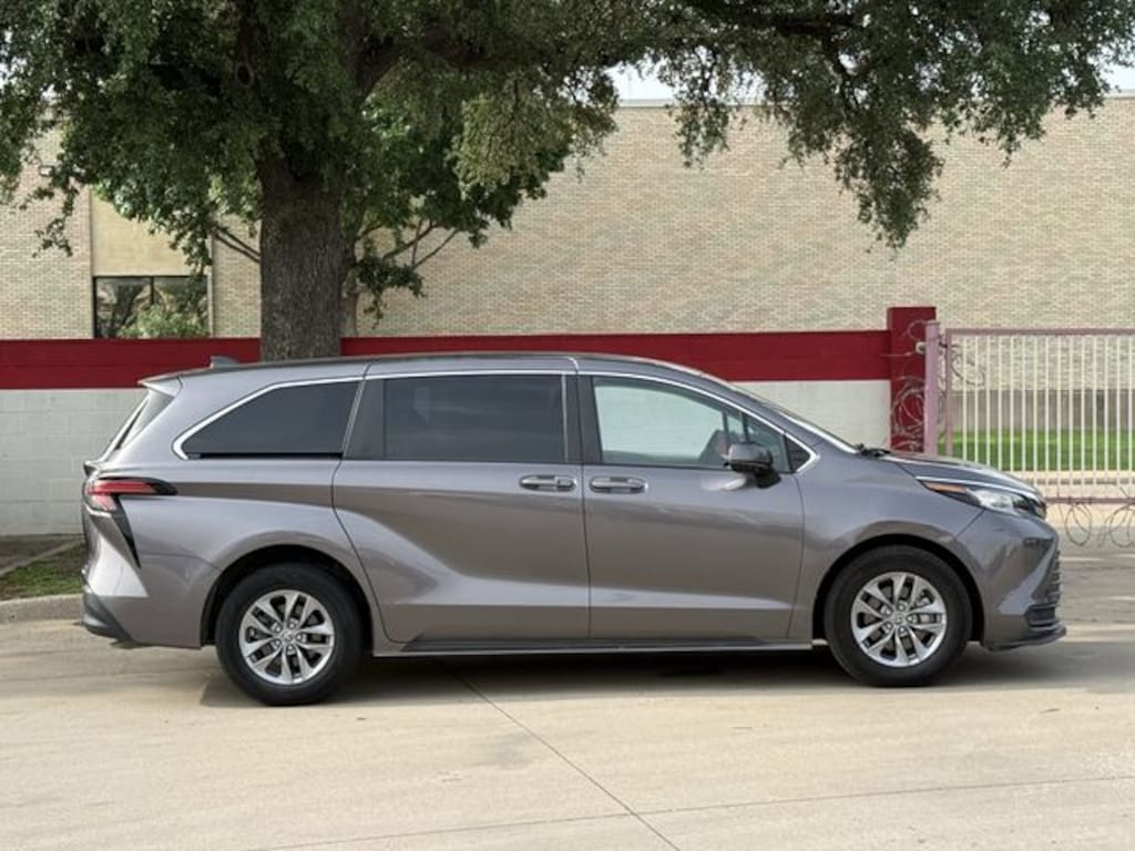 Used 2022 Toyota Sienna LE Van Passenger Van