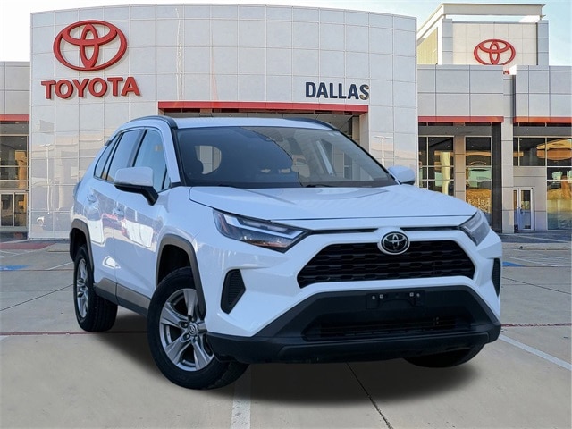 2024 Toyota RAV4 XLE's photo