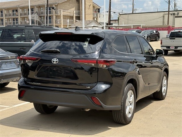 2024 Toyota Highlander LE photo 4