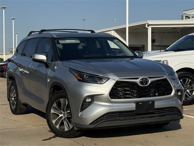 2023 Toyota Highlander XLE photo 2